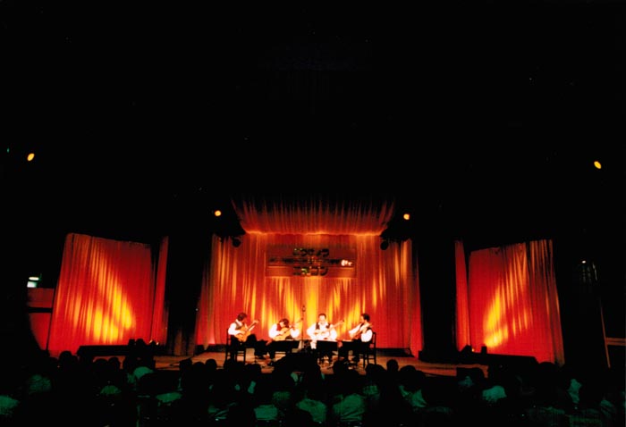 LAGQ-John Dearman, Bill Kanengiser, Scott Tennant and Andrew York, Tokyo Train Station concert 2